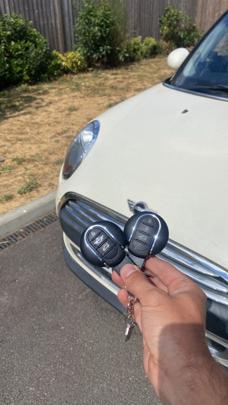 Royale Car Keys technician programming a spare key for a Mini Cooper on the A224 roadside in Orpington